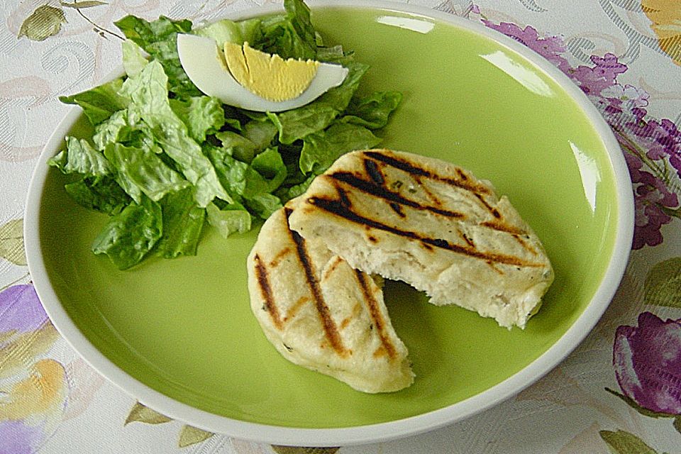 Gegrillte Brotfladen mit Käse