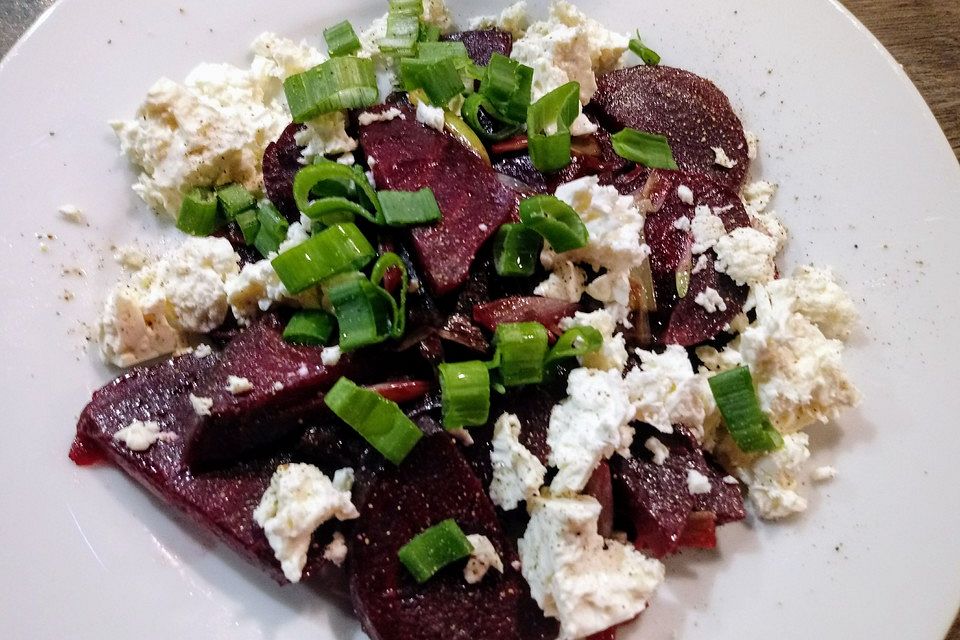 Rote Bete Salat mit Schafkäse & Balsamico - Dressing