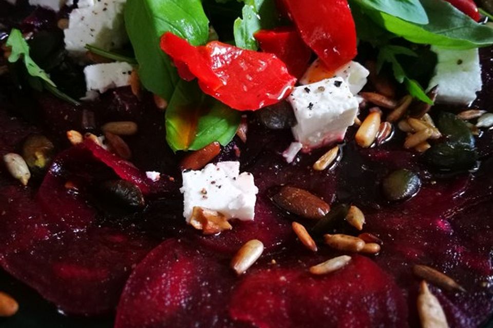 Rote Bete Salat mit Schafkäse & Balsamico - Dressing