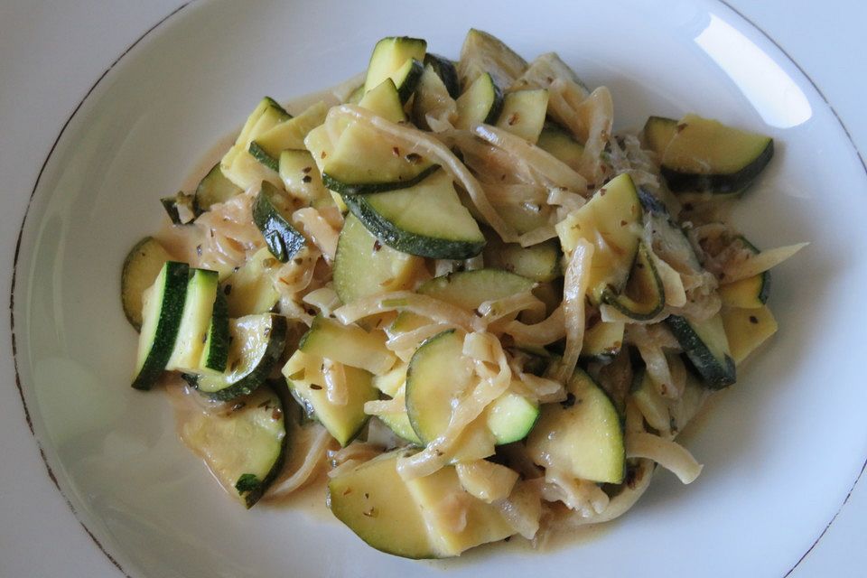 Lauwarmer Zucchini - Zwiebel Salat