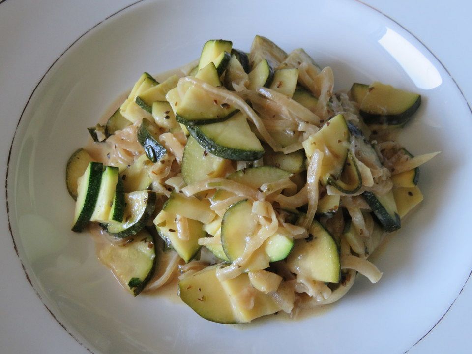 Lauwarmer Zucchini - Zwiebel Salat von kipo32| Chefkoch