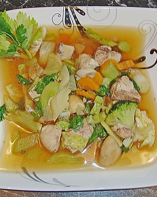 Chinesische Gemüsesuppe mit Hühnerfleisch