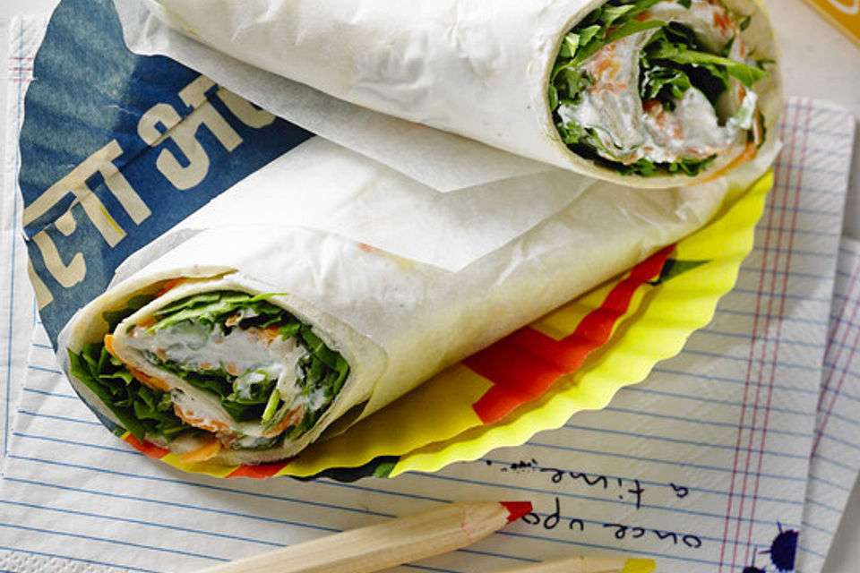 Wrap mit Ricotta, Rucola und Karotte