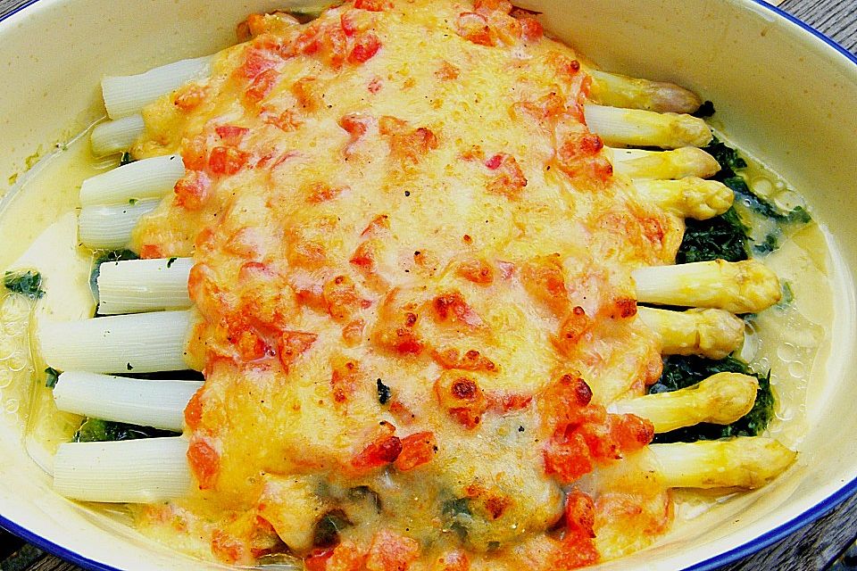 Spargel überbacken, mit Tomate und Spinat