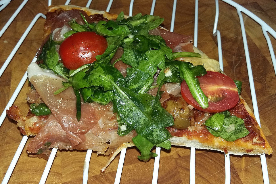 Rucola-Pizza mit Parmaschinken