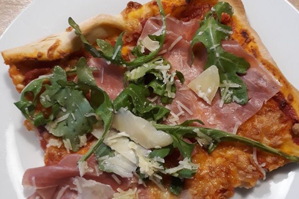 Rucola-Pizza mit Parmaschinken