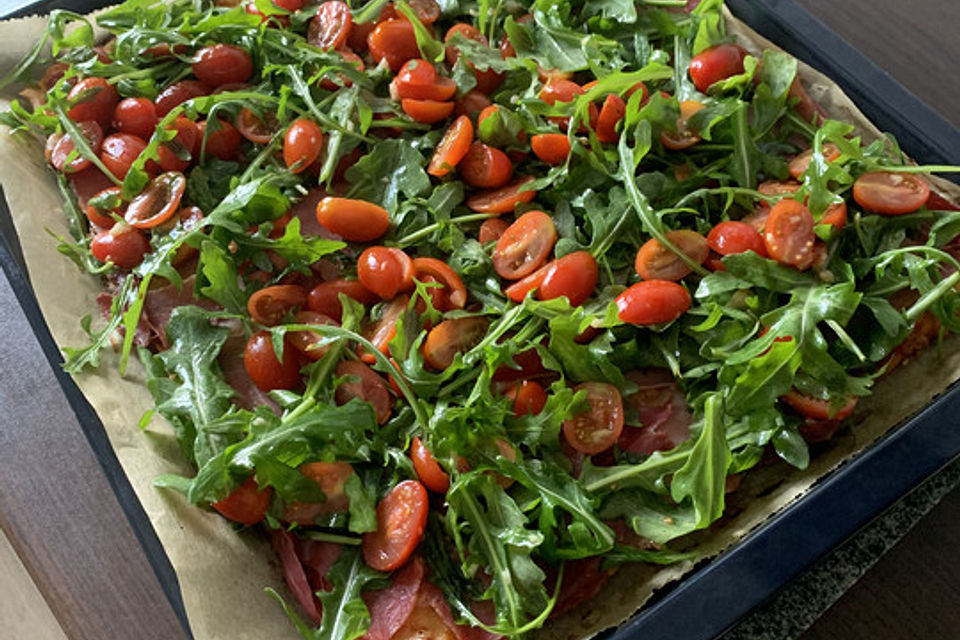 Rucola-Pizza mit Parmaschinken