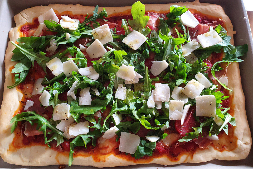 Rucola-Pizza mit Parmaschinken