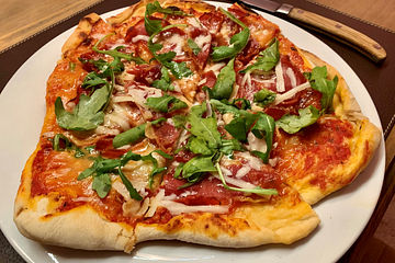 Rucola-Pizza mit Parmaschinken
