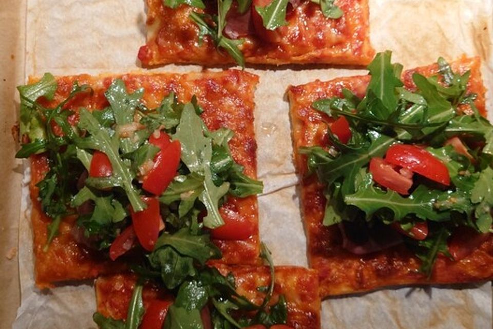 Rucola-Pizza mit Parmaschinken