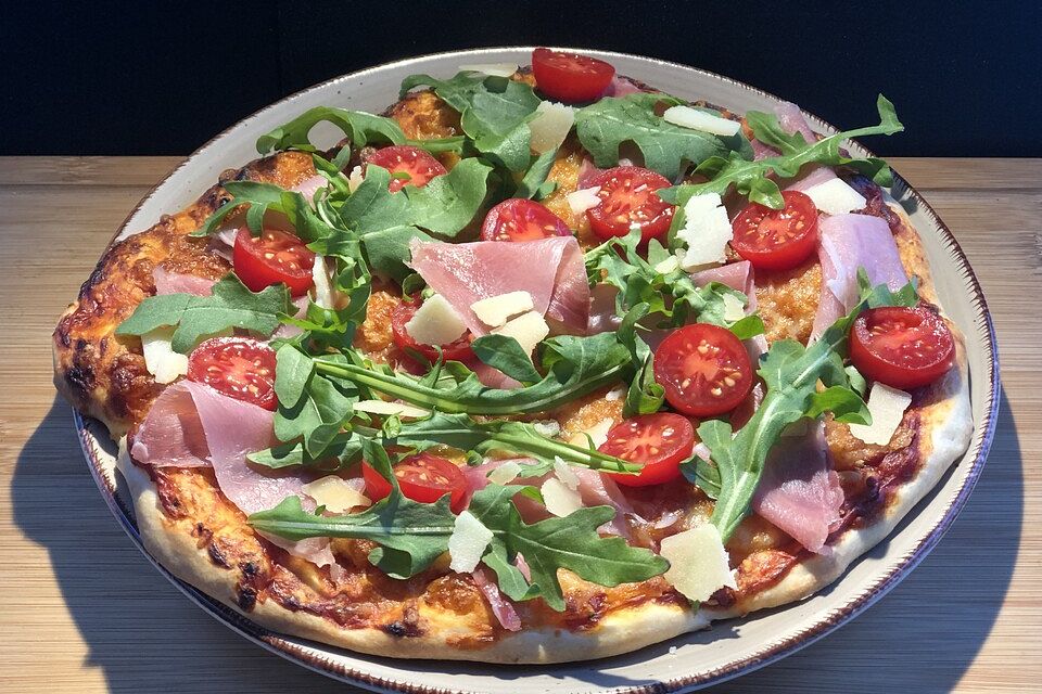 Rucola-Pizza mit Parmaschinken