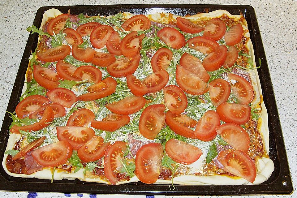 Rucola-Pizza mit Parmaschinken