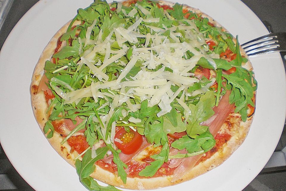 Rucola-Pizza mit Parmaschinken