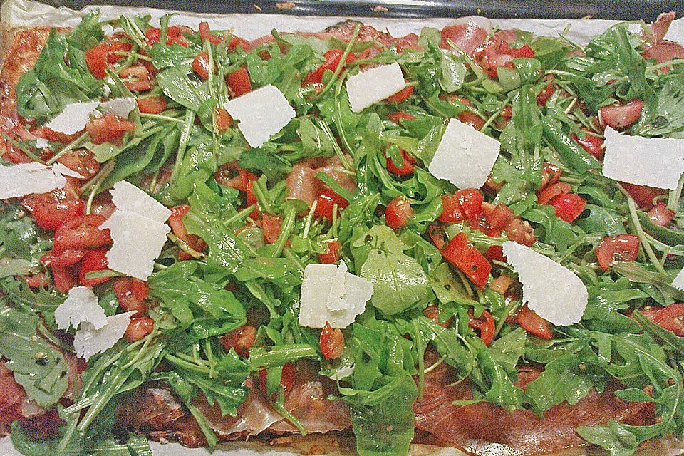 Rucola-Pizza mit Parmaschinken