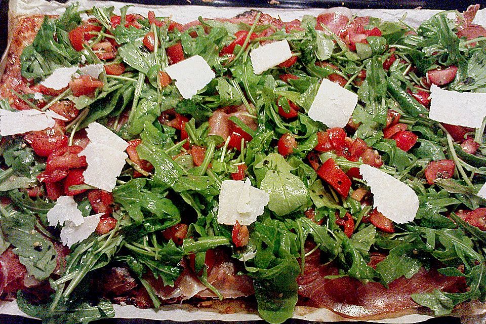 Rucola-Pizza mit Parmaschinken