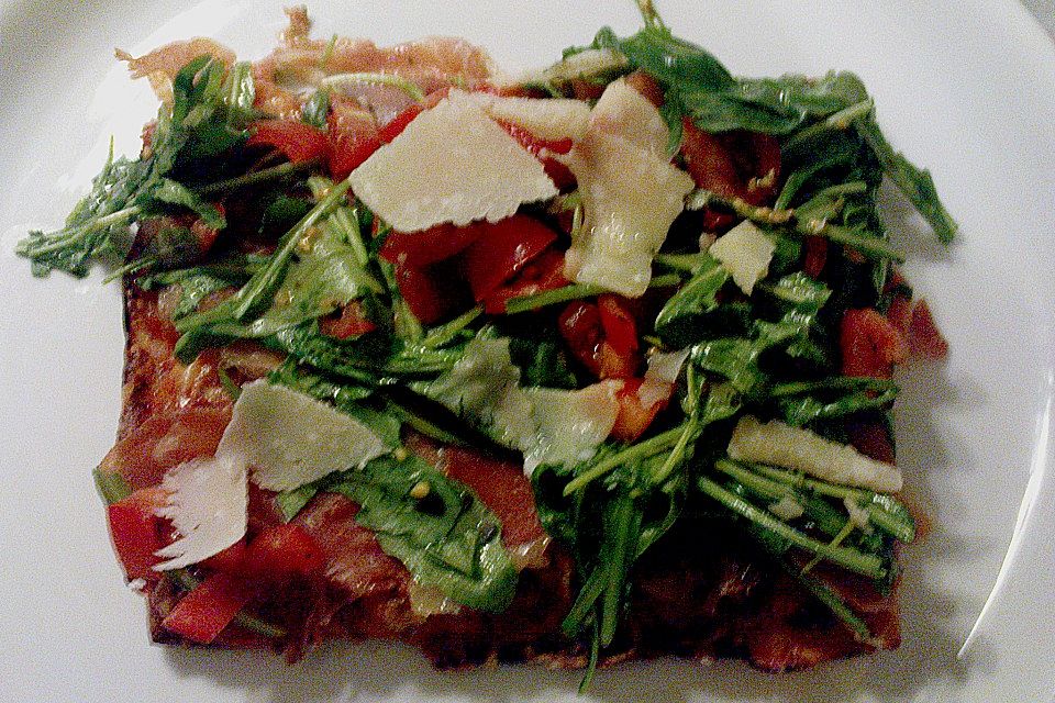 Rucola-Pizza mit Parmaschinken