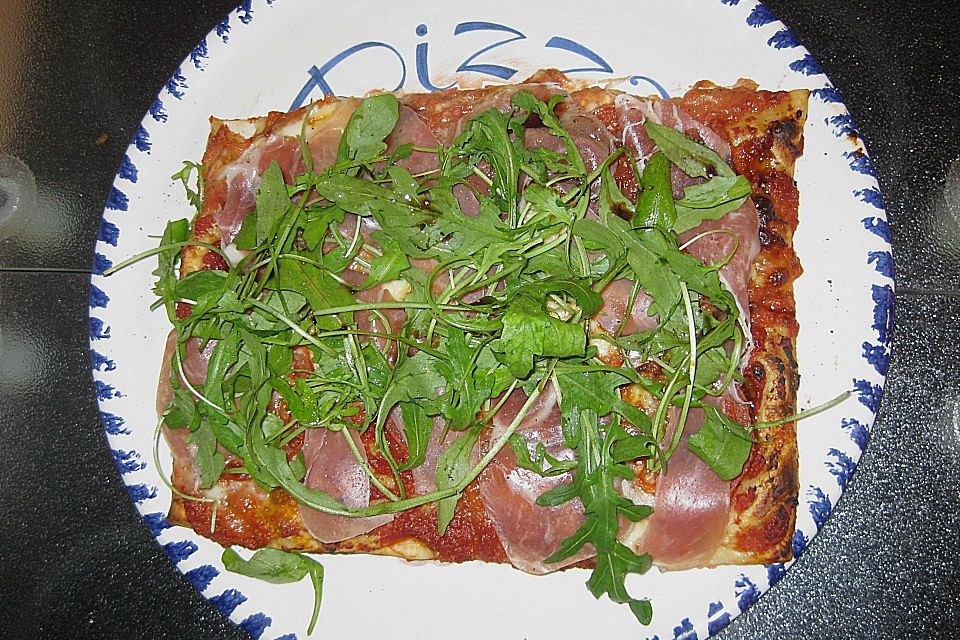 Rucola-Pizza mit Parmaschinken