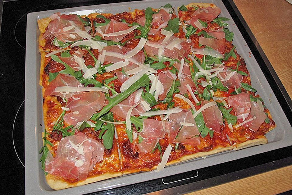 Rucola-Pizza mit Parmaschinken