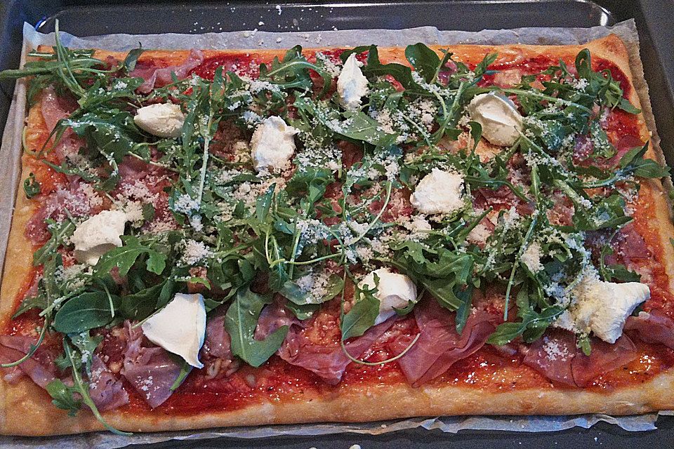 Rucola-Pizza mit Parmaschinken