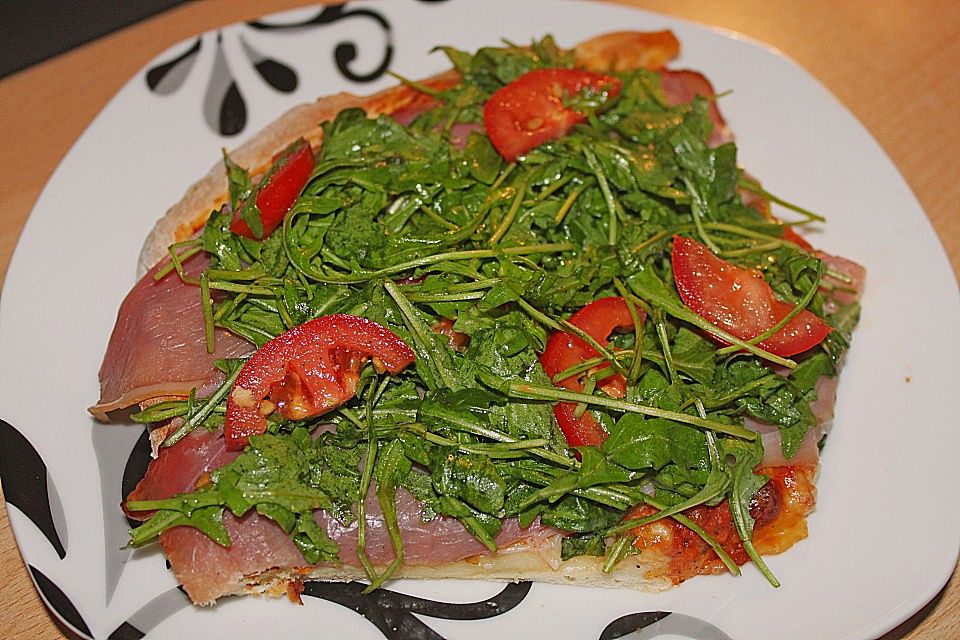 Rucola-Pizza mit Parmaschinken