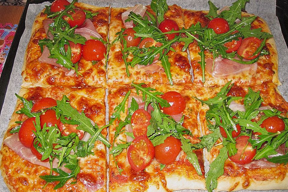 Rucola-Pizza mit Parmaschinken