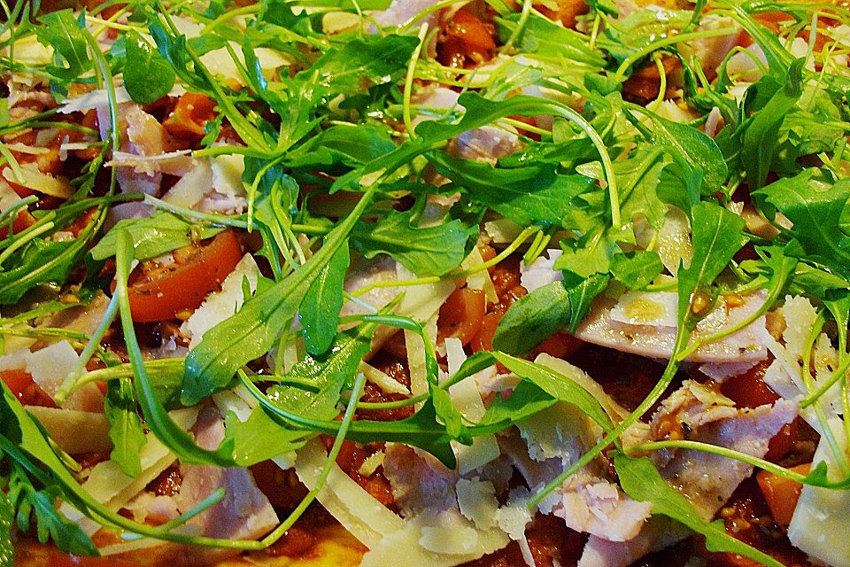 Rucola-Pizza mit Parmaschinken