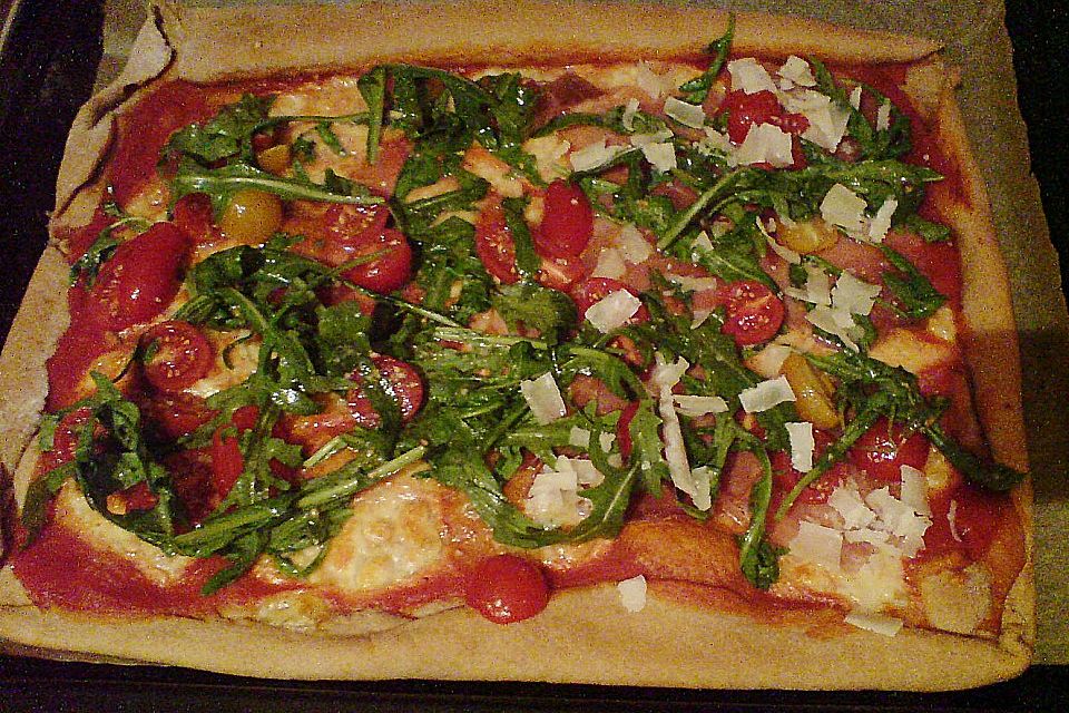 Rucola-Pizza mit Parmaschinken