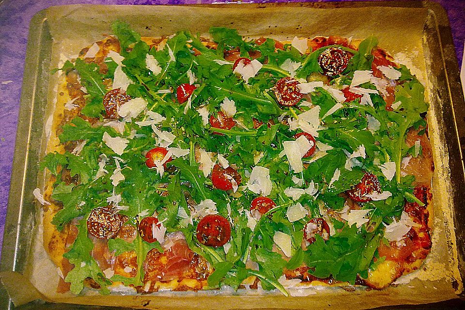 Rucola-Pizza mit Parmaschinken