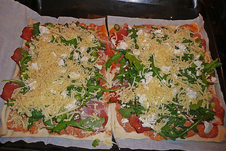 Rucola-Pizza mit Parmaschinken