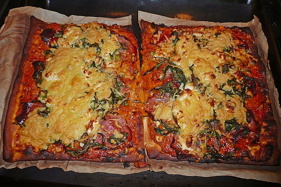 Rucola-Pizza mit Parmaschinken