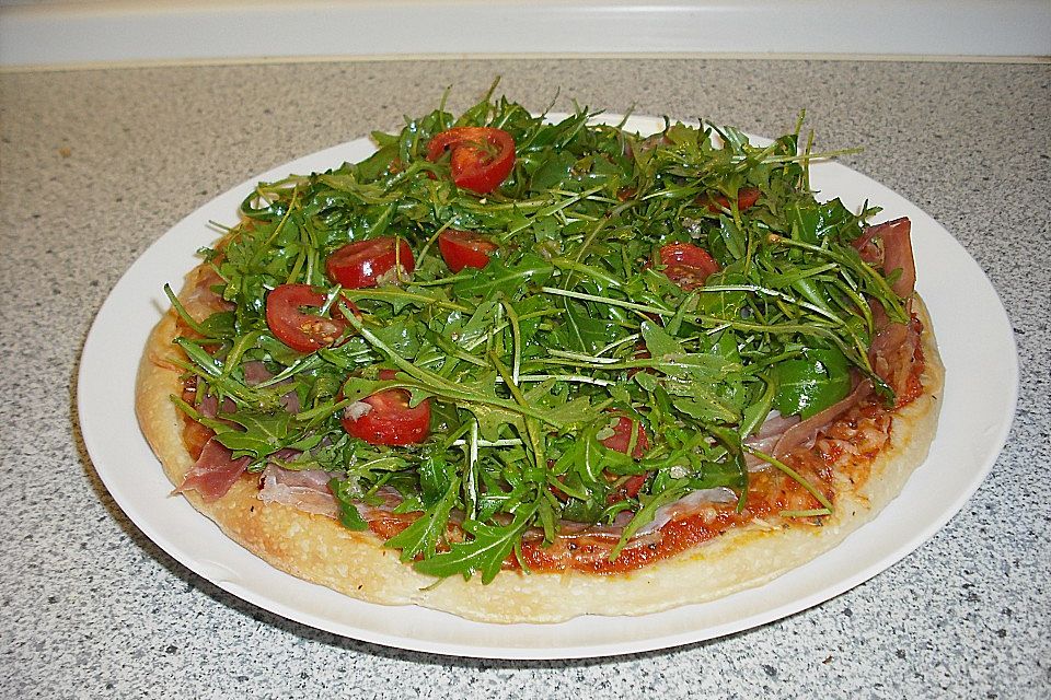 Rucola-Pizza mit Parmaschinken