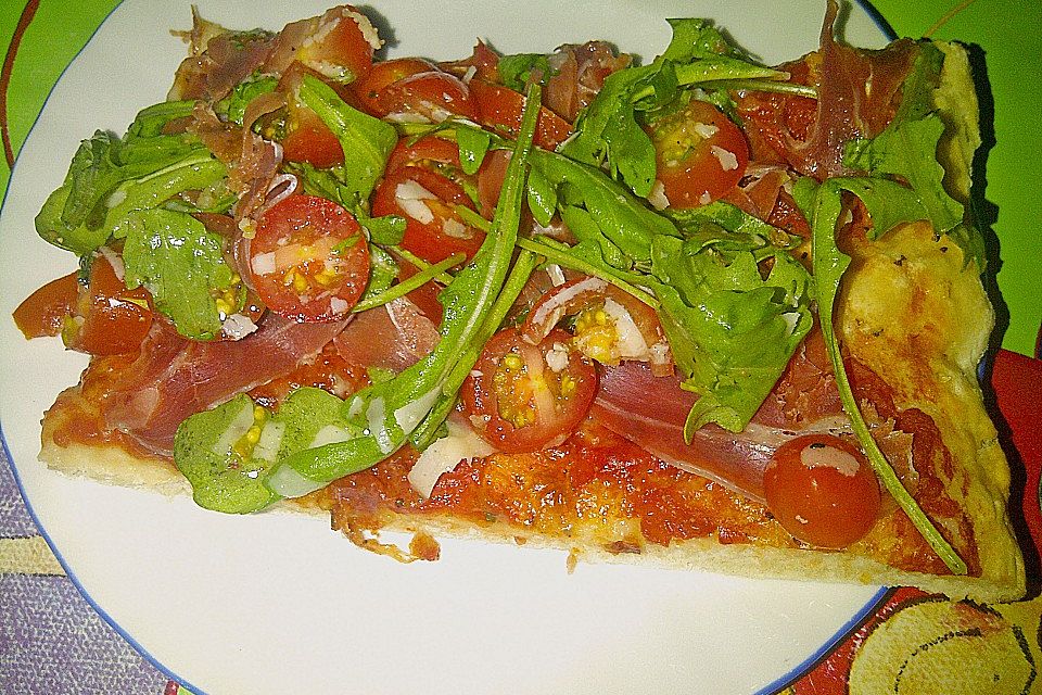 Rucola-Pizza mit Parmaschinken