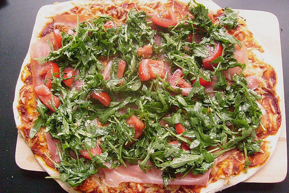 Rucola-Pizza mit Parmaschinken