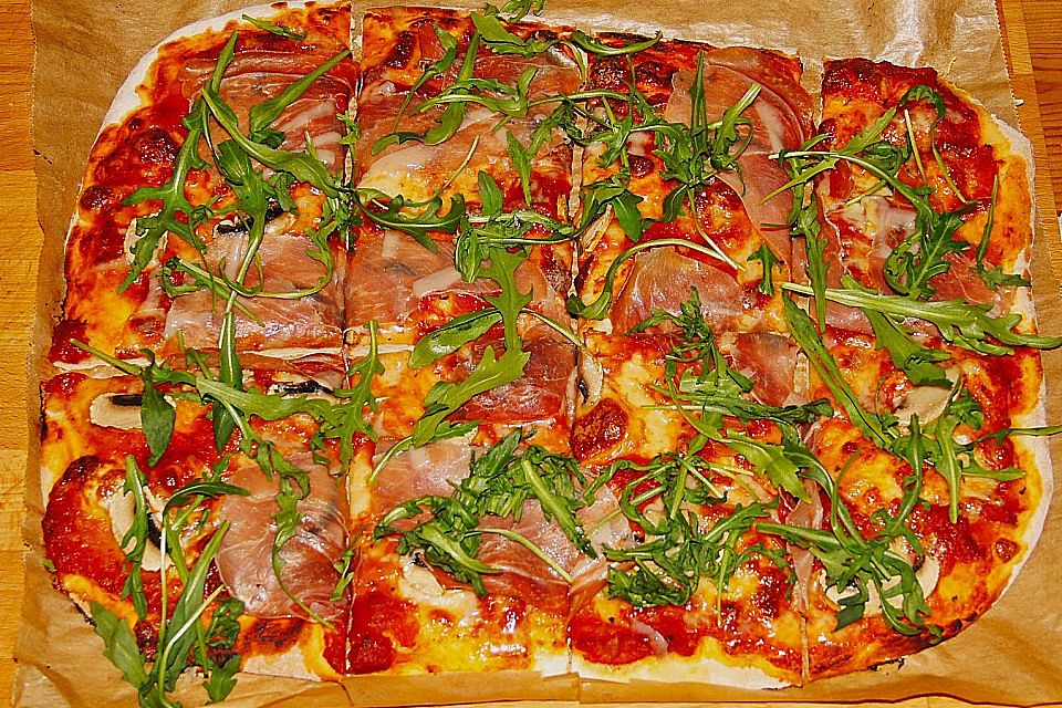 Rucola-Pizza mit Parmaschinken