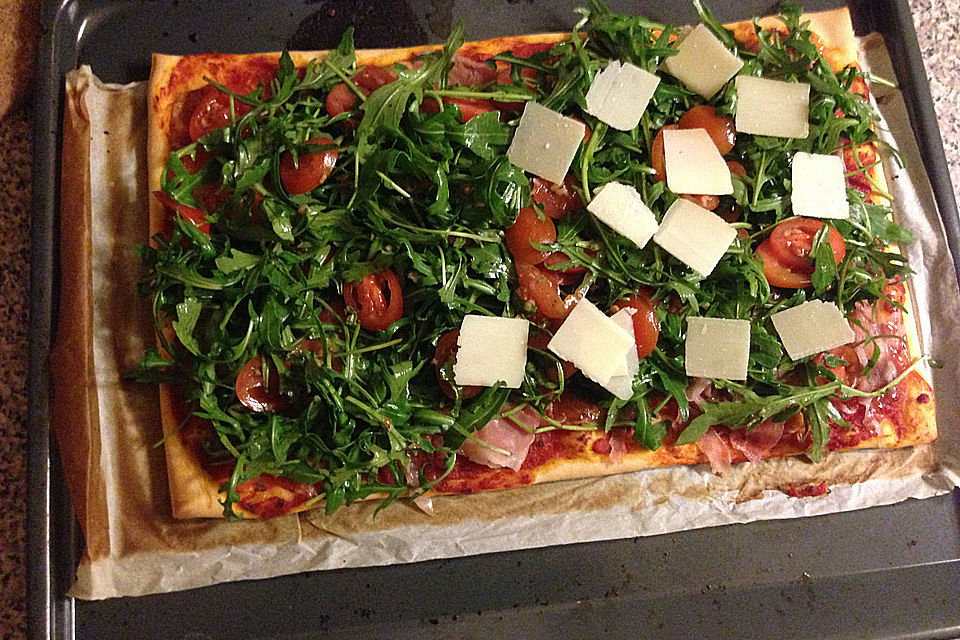 Rucola-Pizza mit Parmaschinken