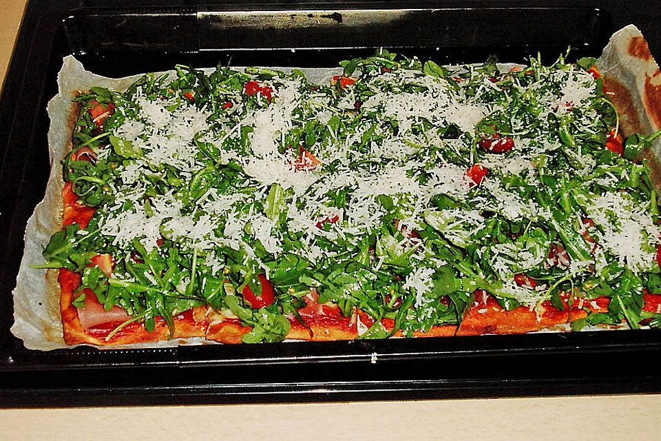 Rucola-Pizza mit Parmaschinken