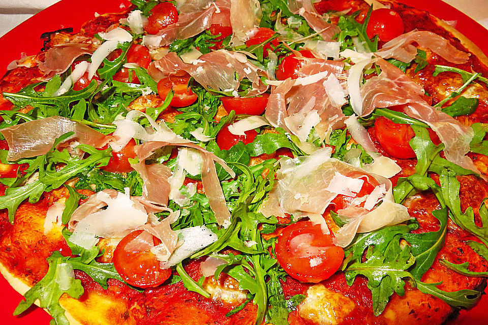 Rucola-Pizza mit Parmaschinken