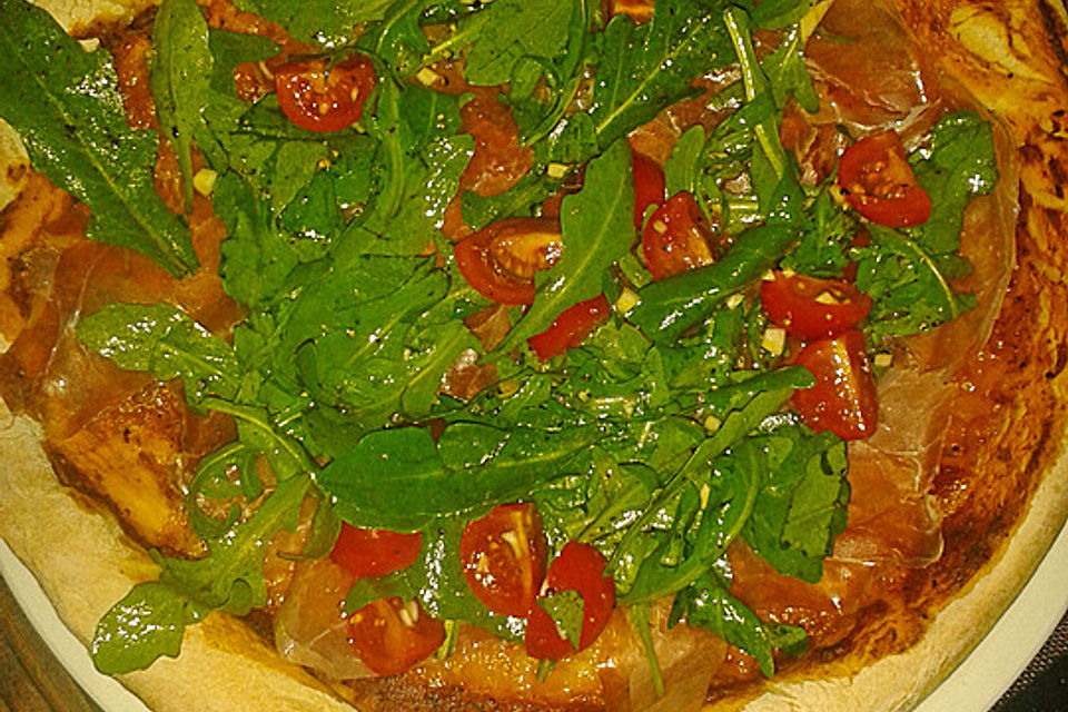 Rucola-Pizza mit Parmaschinken