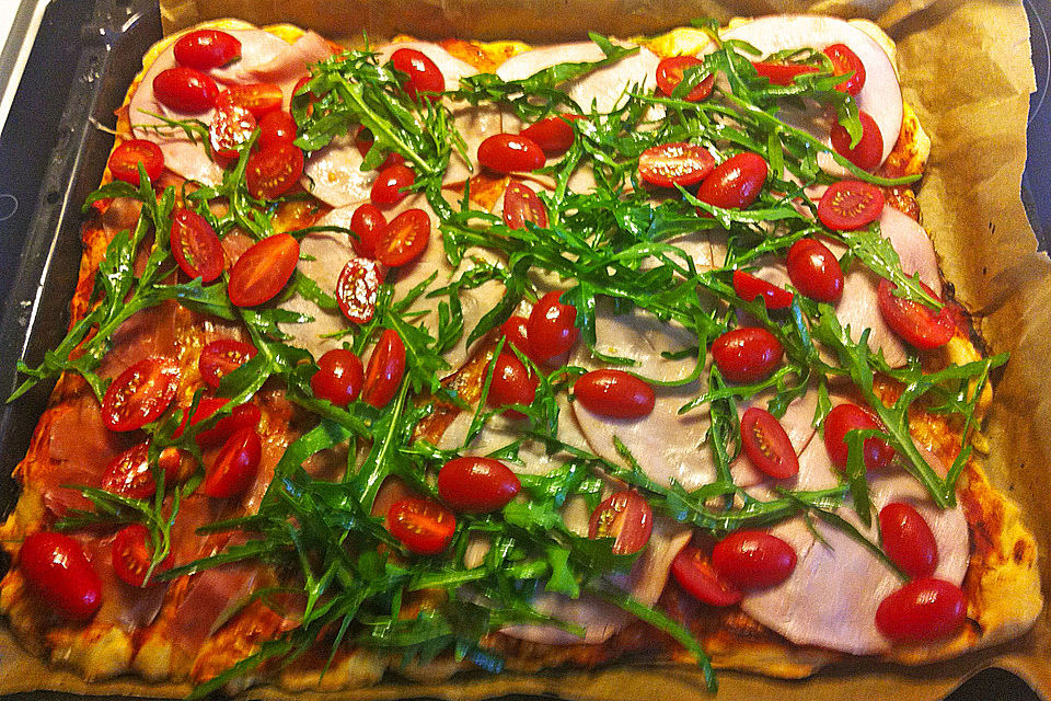 Rucola-Pizza mit Parmaschinken