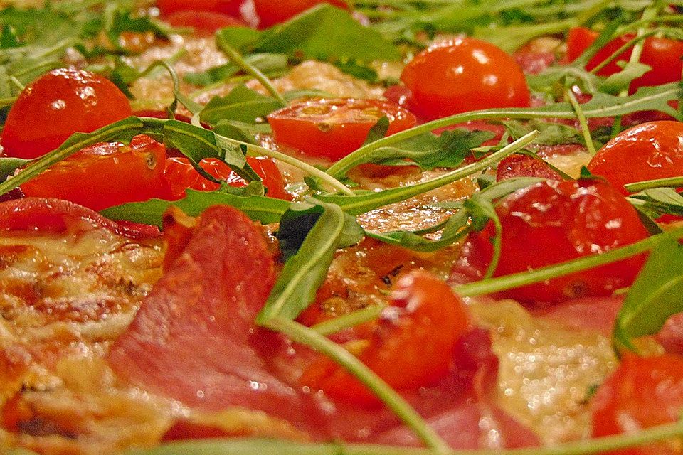 Rucola-Pizza mit Parmaschinken