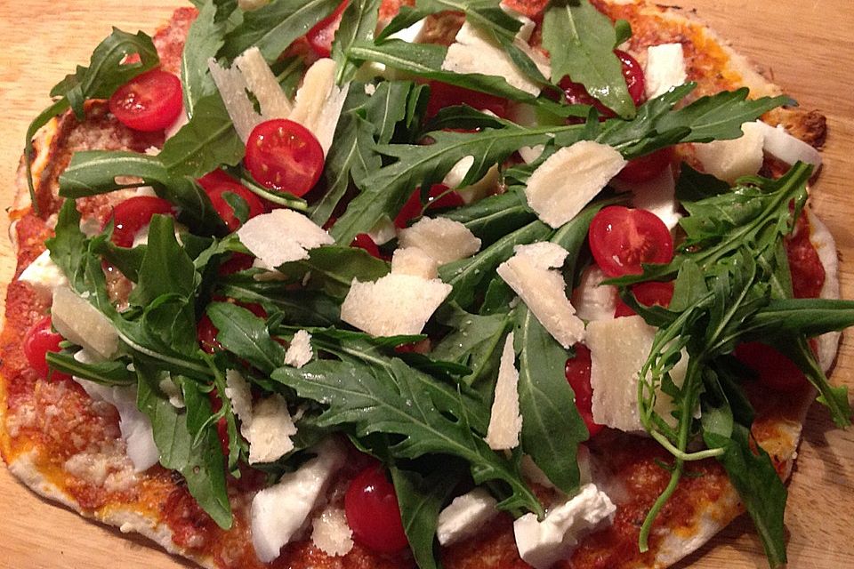 Rucola-Pizza mit Parmaschinken