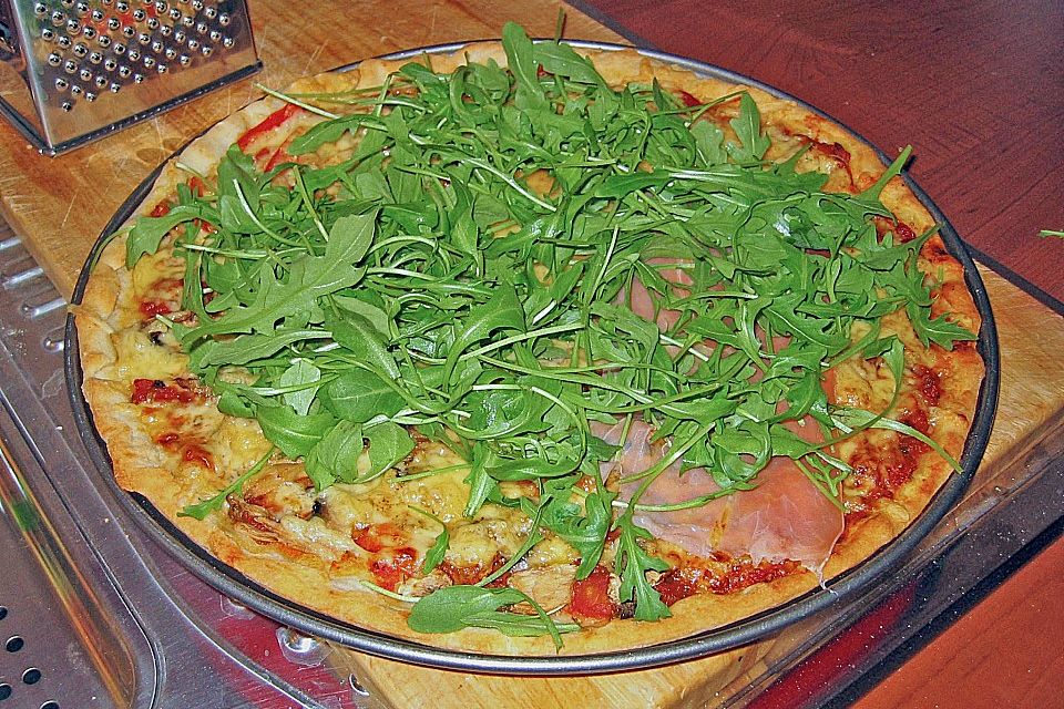 Rucola-Pizza mit Parmaschinken