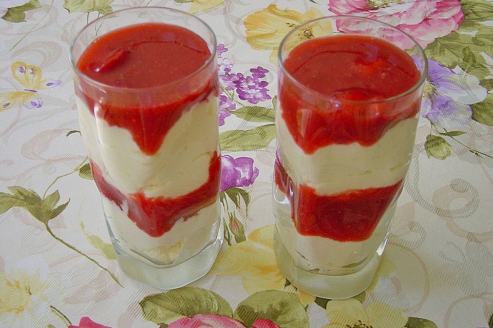 Mousse mit weißer Schokolade und Erdbeerpüree