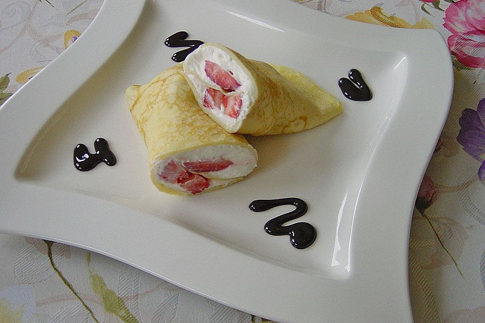 Crêpes mit Frischkäsecreme und Erdbeeren