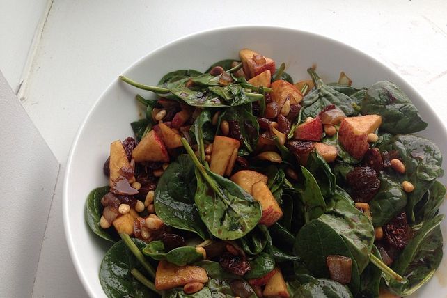 Apfel - Spinatsalat mit Pinienkernen und Sultaninen von eva.h| Chefkoch