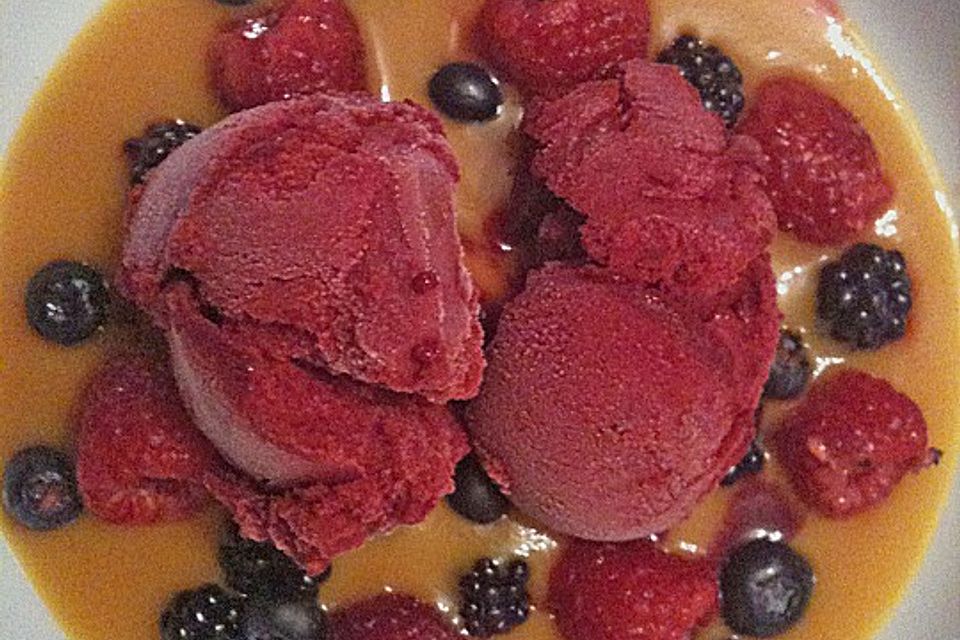 Brombeersorbet in Mangosüppchen mit gemischten Beeren