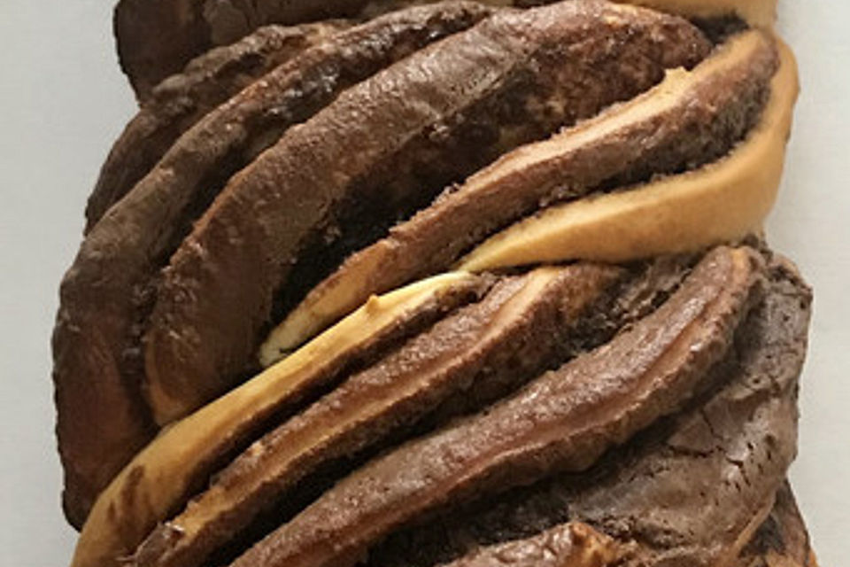 Hefezopf mit Schokolade Hefezopf mit Schokolade