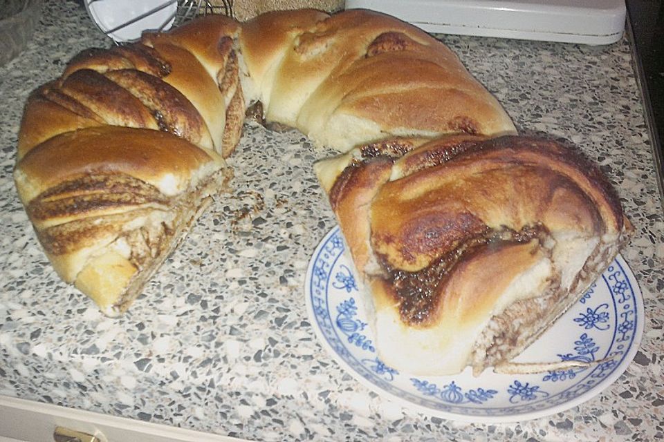 Hefezopf mit Schokolade Hefezopf mit Schokolade