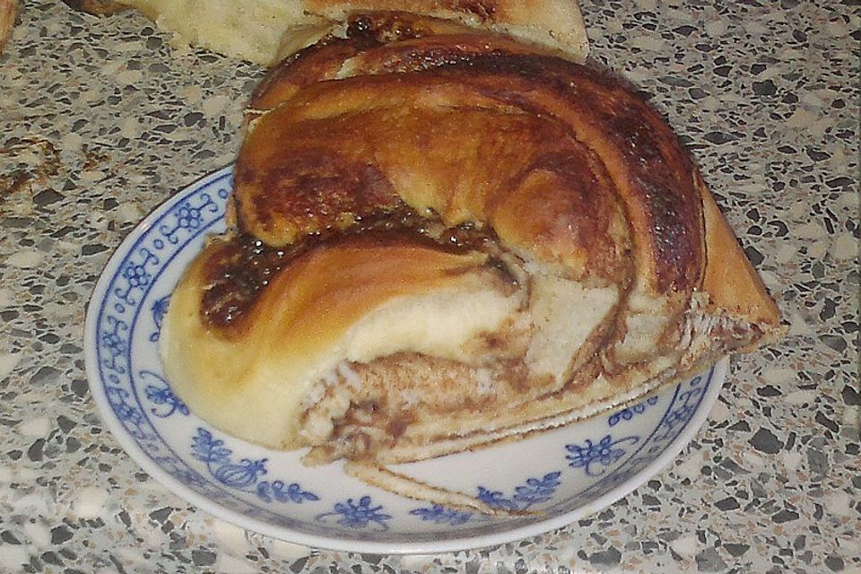 Hefezopf mit Schokolade Hefezopf mit Schokolade