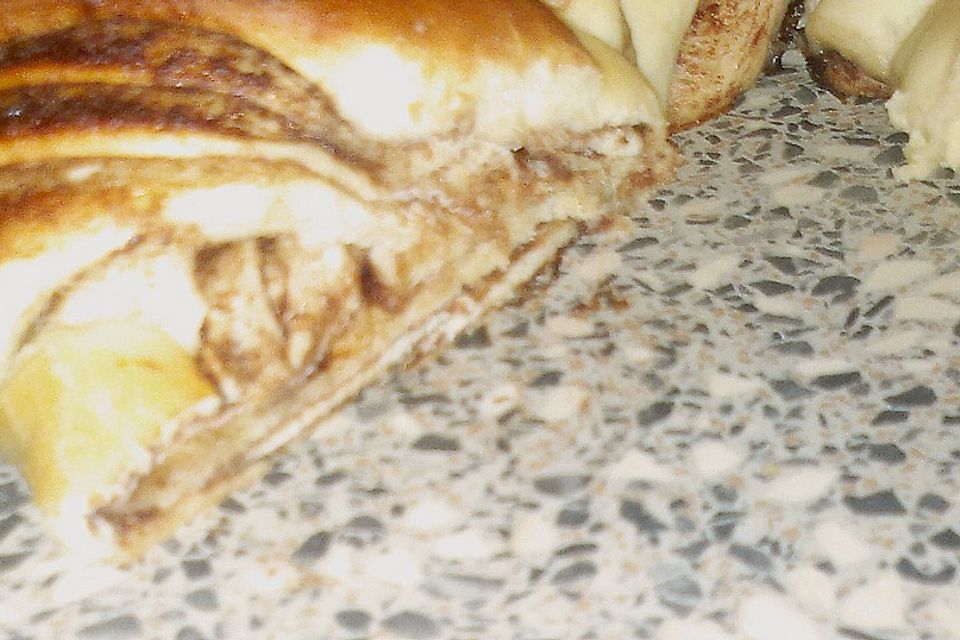 Hefezopf mit Schokolade Hefezopf mit Schokolade